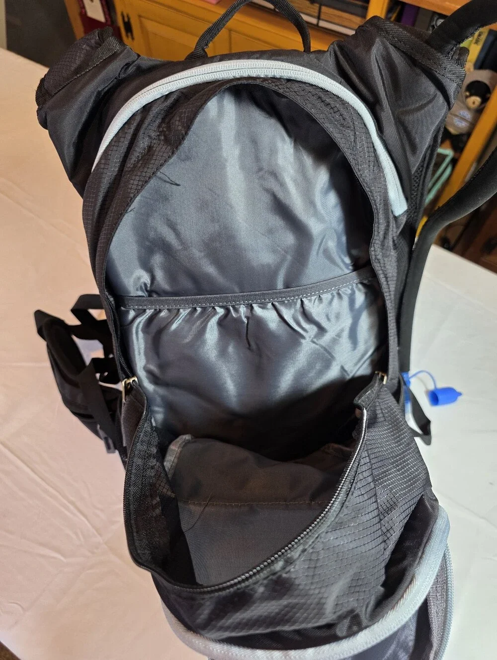 RUPUMPACK Hydration Backpack 2L Insulated Water Bladder Men Women Kids EUC